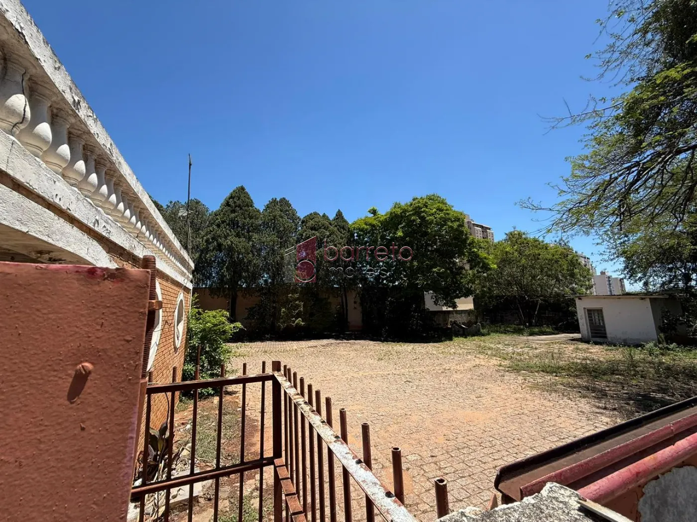 PRÉDIO COMERCIAL ESQUINA COM TERRENO À VENDA NO BAIRRO DO RETIRO EM JUNDIAÍ/SP