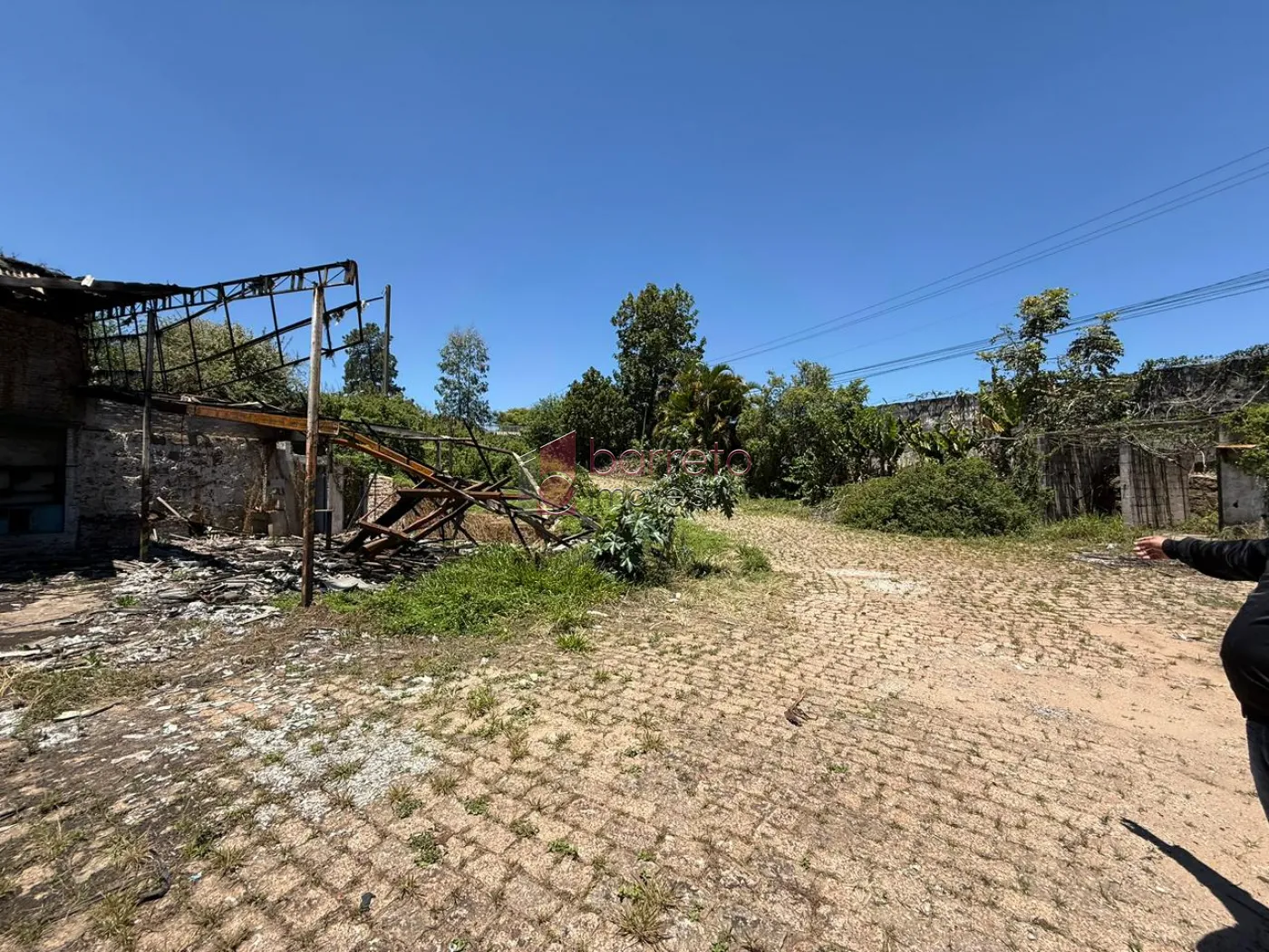 PRÉDIO COMERCIAL ESQUINA COM TERRENO À VENDA NO BAIRRO DO RETIRO EM JUNDIAÍ/SP