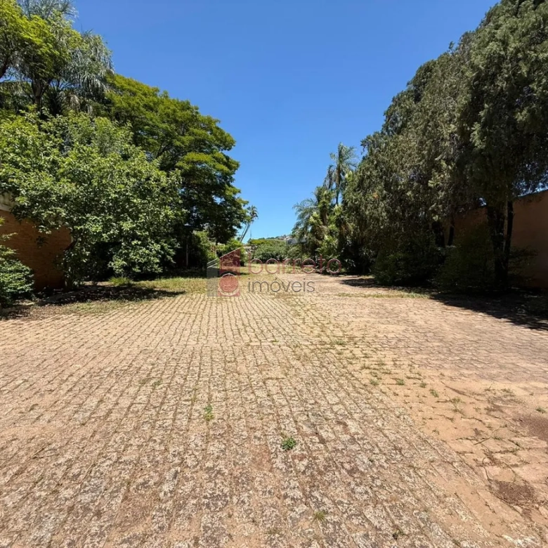 PRÉDIO COMERCIAL ESQUINA COM TERRENO À VENDA NO BAIRRO DO RETIRO EM JUNDIAÍ/SP