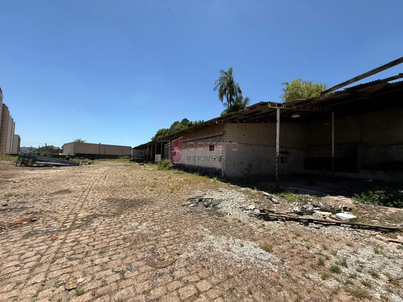 PRÉDIO COMERCIAL ESQUINA COM TERRENO À VENDA NO BAIRRO DO RETIRO EM JUNDIAÍ/SP