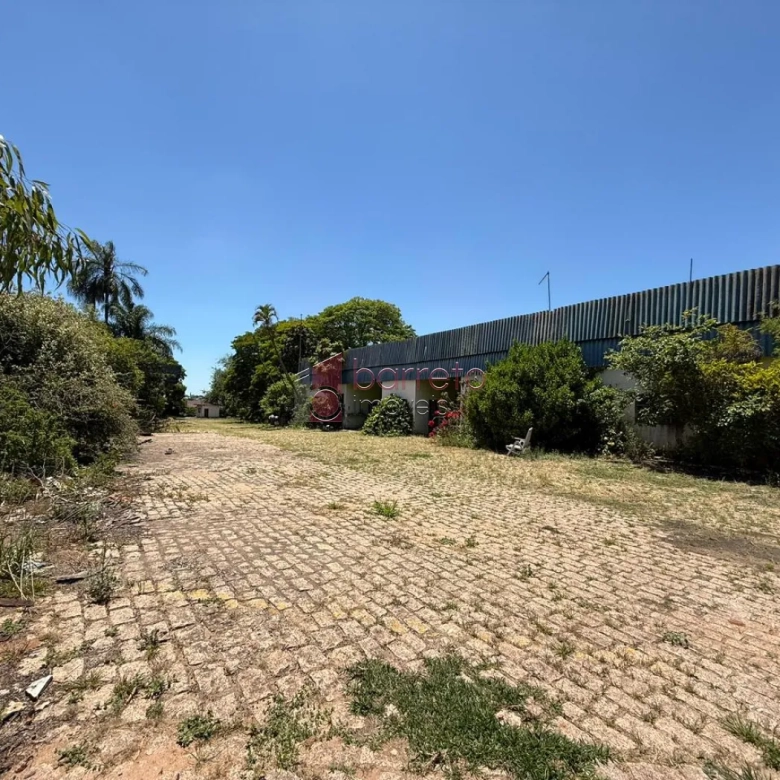 PRÉDIO COMERCIAL ESQUINA COM TERRENO À VENDA NO BAIRRO DO RETIRO EM JUNDIAÍ/SP