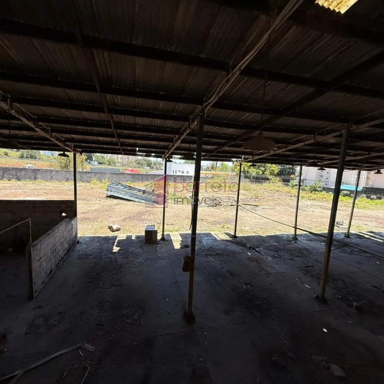 PRÉDIO COMERCIAL ESQUINA COM TERRENO À VENDA NO BAIRRO DO RETIRO EM JUNDIAÍ/SP