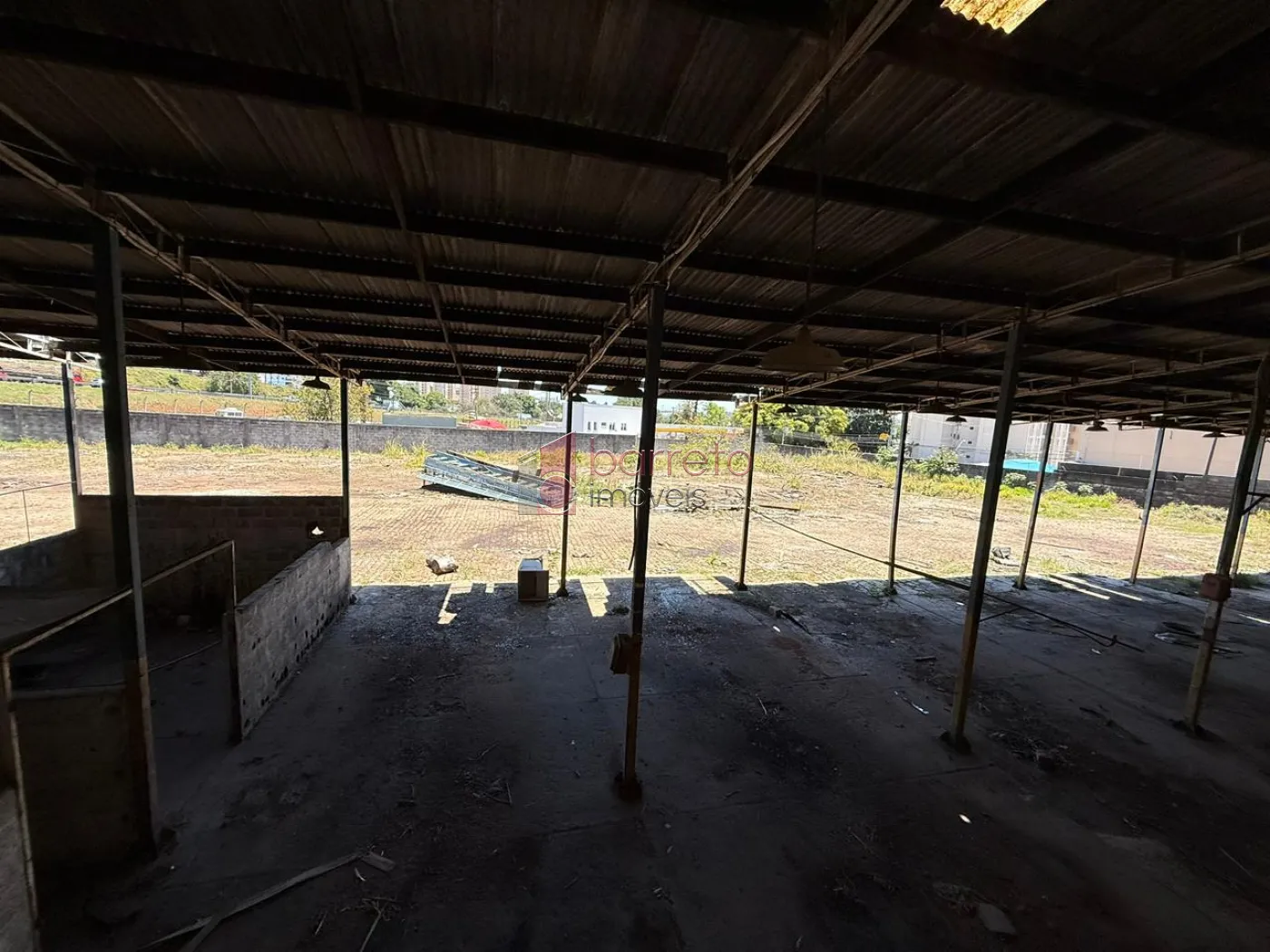 PRÉDIO COMERCIAL ESQUINA COM TERRENO À VENDA NO BAIRRO DO RETIRO EM JUNDIAÍ/SP