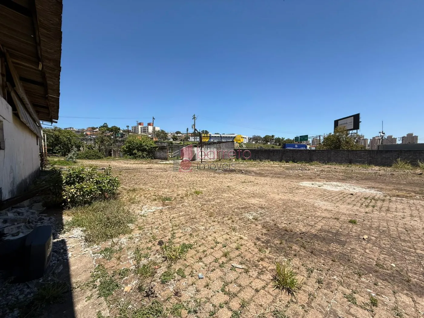 PRÉDIO COMERCIAL ESQUINA COM TERRENO À VENDA NO BAIRRO DO RETIRO EM JUNDIAÍ/SP