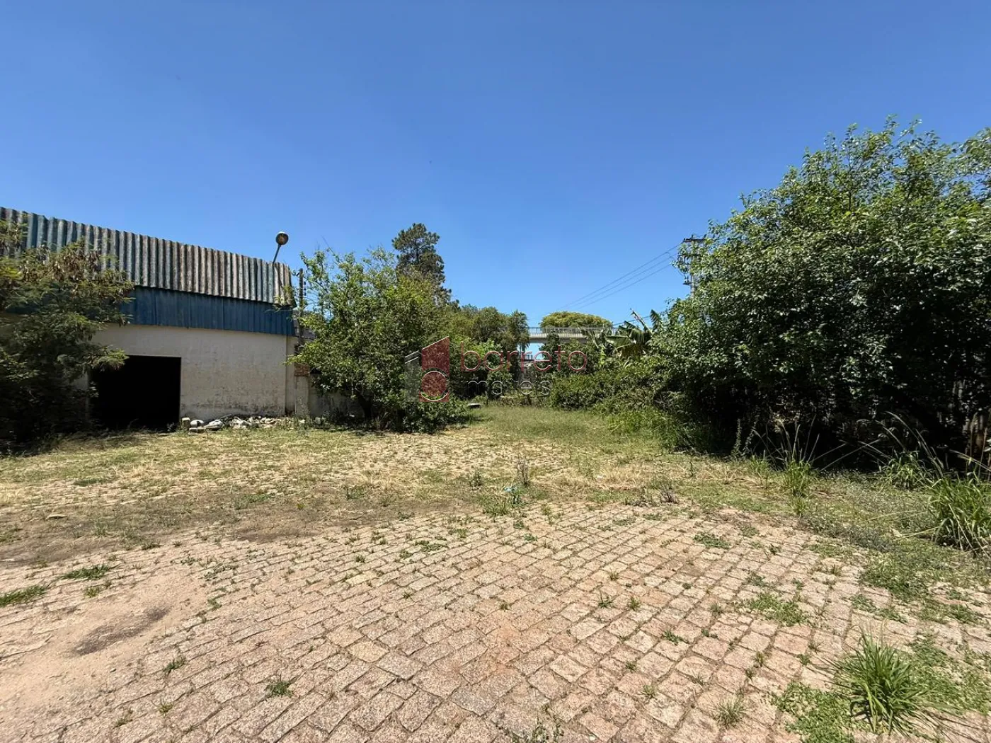 PRÉDIO COMERCIAL ESQUINA COM TERRENO À VENDA NO BAIRRO DO RETIRO EM JUNDIAÍ/SP