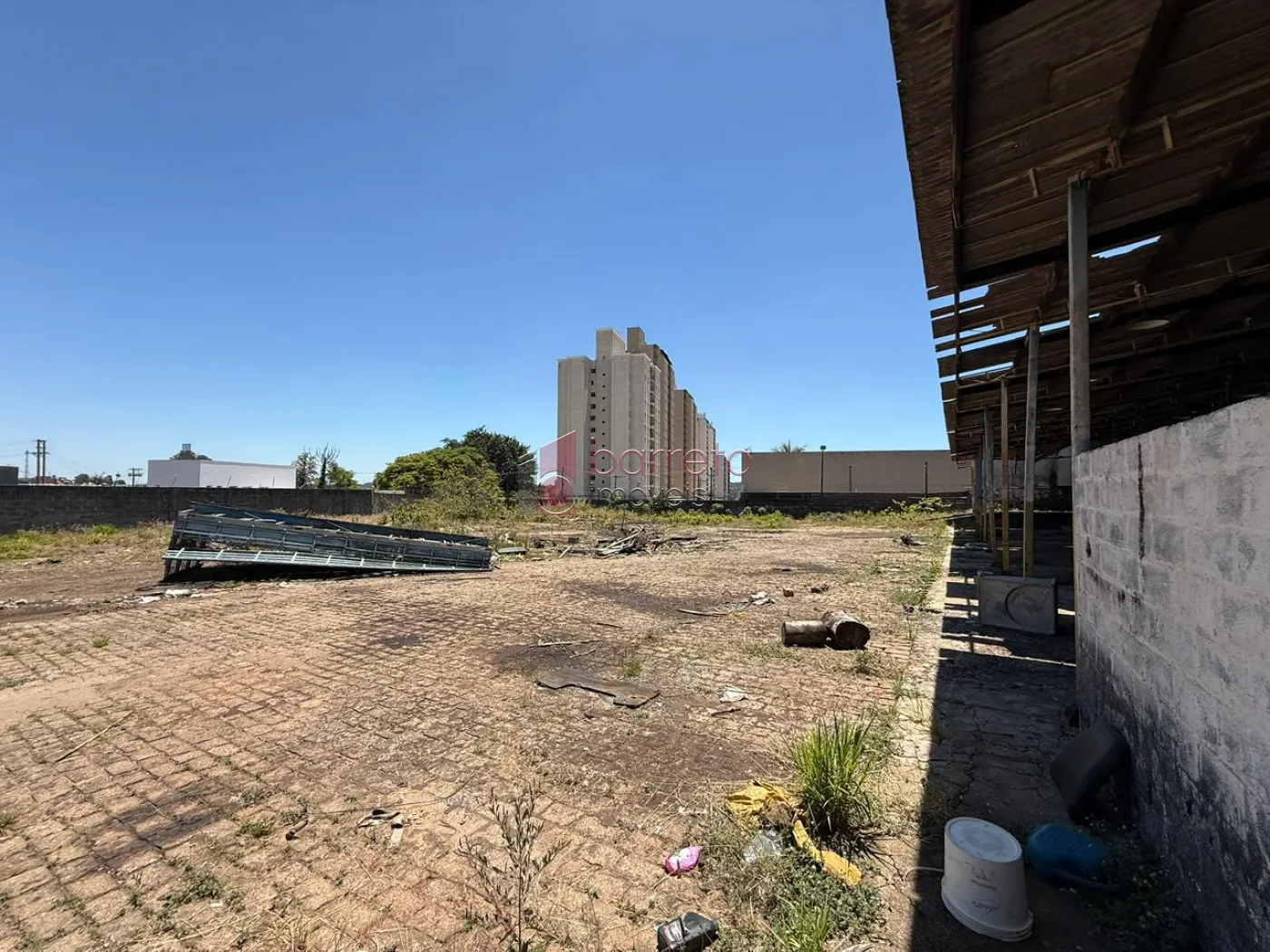PRÉDIO COMERCIAL ESQUINA COM TERRENO À VENDA NO BAIRRO DO RETIRO EM JUNDIAÍ/SP