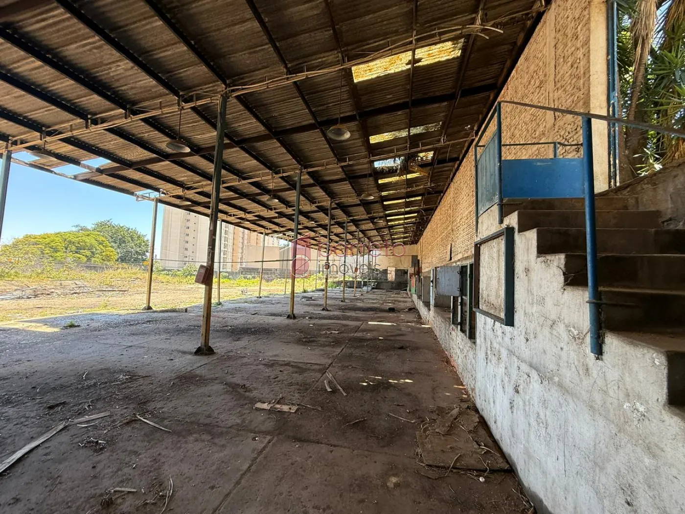 PRÉDIO COMERCIAL ESQUINA COM TERRENO À VENDA NO BAIRRO DO RETIRO EM JUNDIAÍ/SP