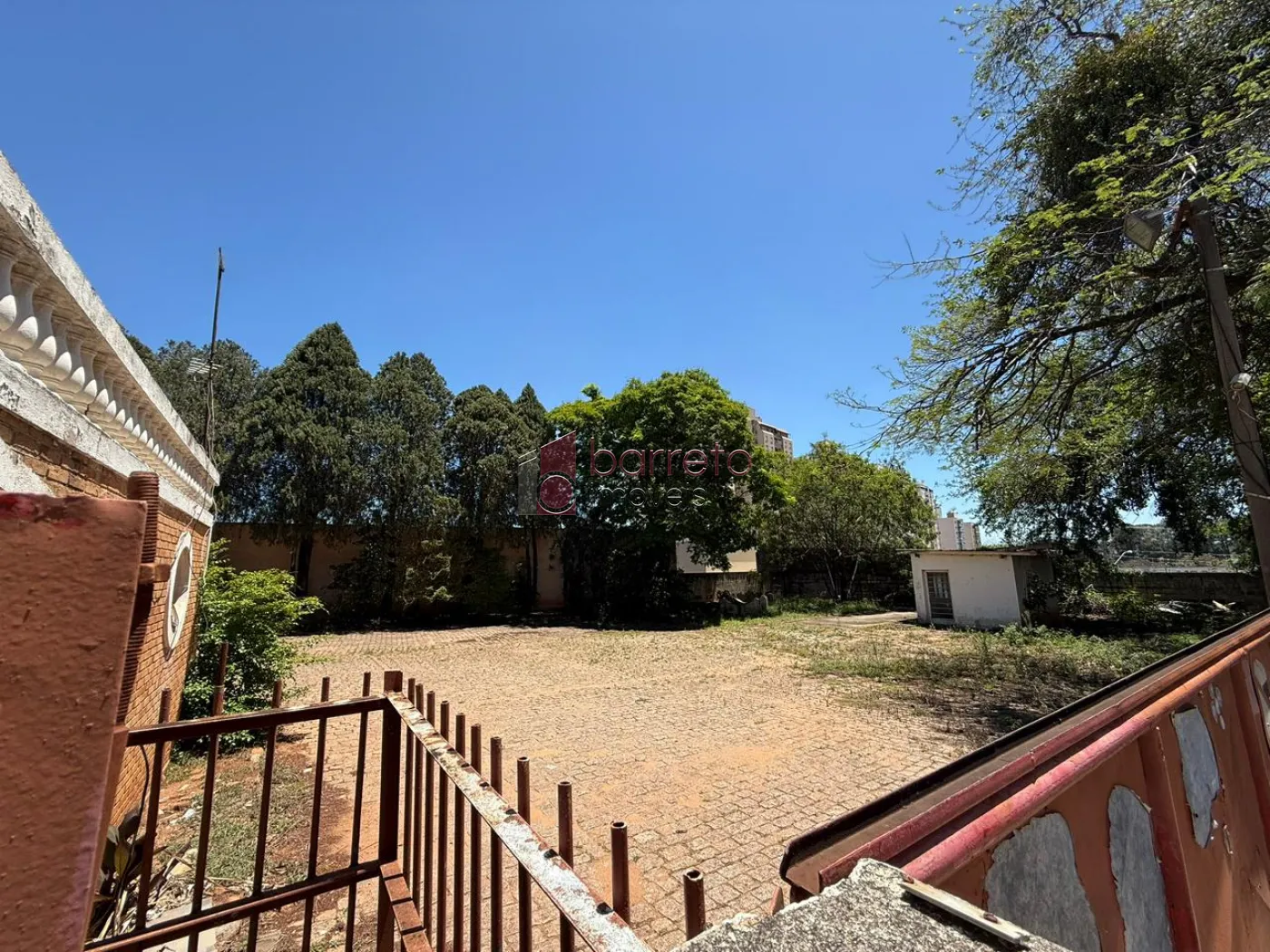 PRÉDIO COMERCIAL ESQUINA COM TERRENO À VENDA NO BAIRRO DO RETIRO EM JUNDIAÍ/SP