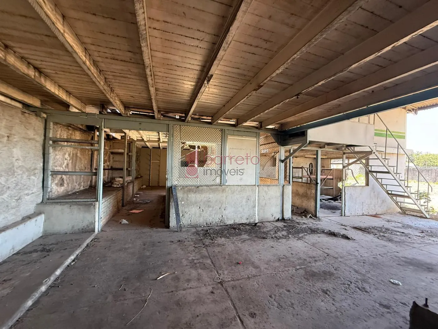 PRÉDIO COMERCIAL ESQUINA COM TERRENO À VENDA NO BAIRRO DO RETIRO EM JUNDIAÍ/SP