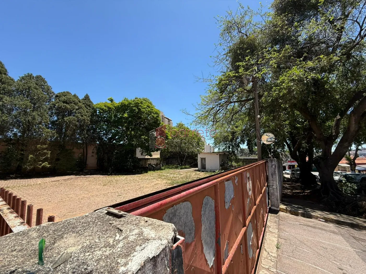 PRÉDIO COMERCIAL ESQUINA COM TERRENO À VENDA NO BAIRRO DO RETIRO EM JUNDIAÍ/SP