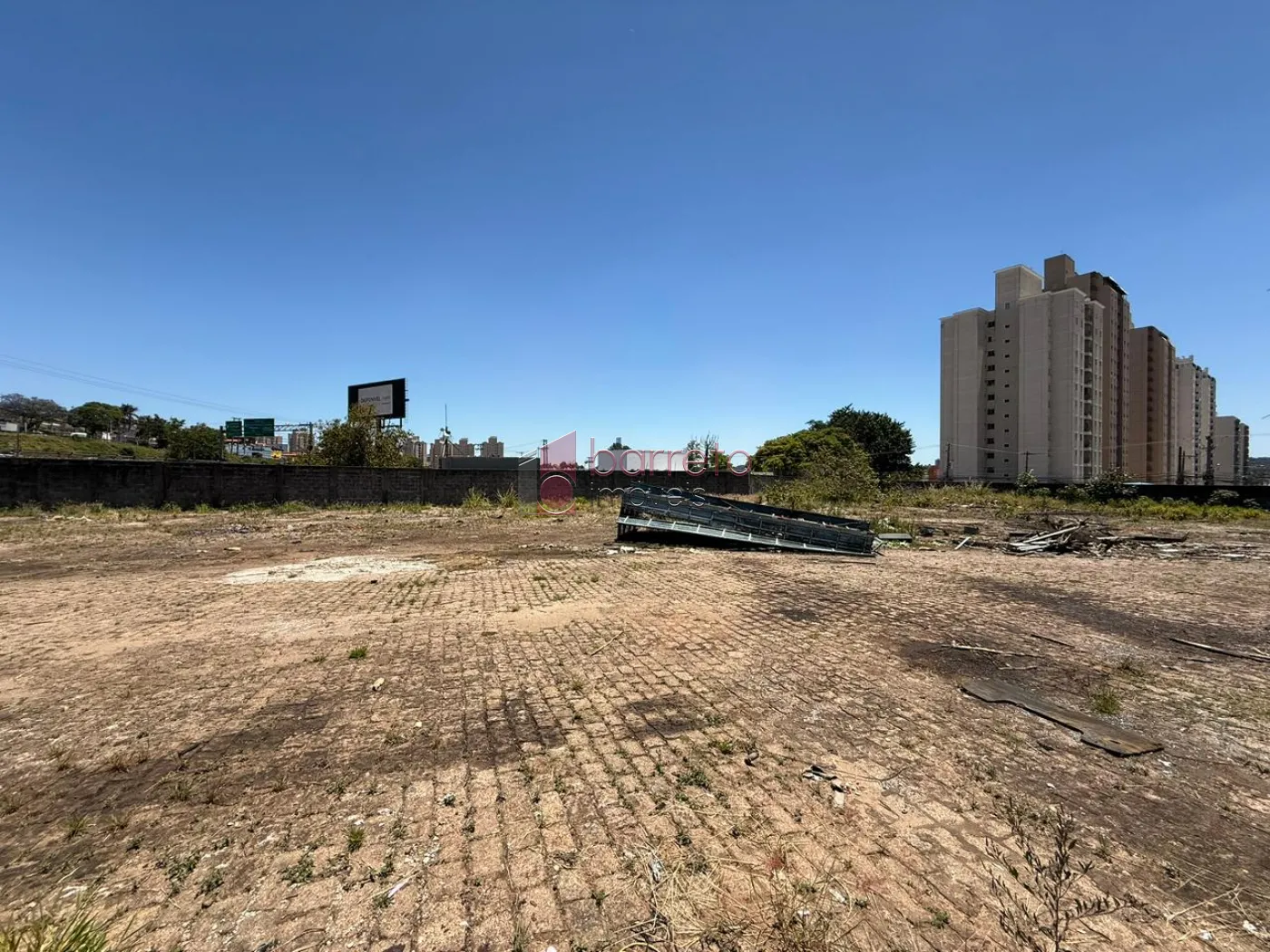 PRÉDIO COMERCIAL ESQUINA COM TERRENO À VENDA NO BAIRRO DO RETIRO EM JUNDIAÍ/SP