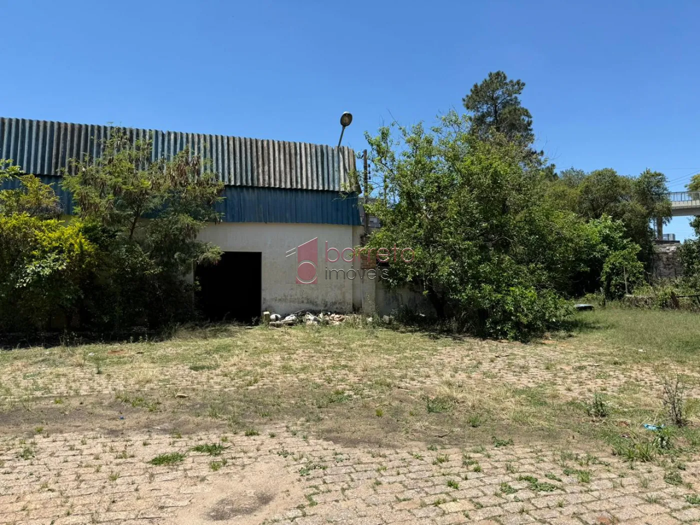 PRÉDIO COMERCIAL ESQUINA COM TERRENO À VENDA NO BAIRRO DO RETIRO EM JUNDIAÍ/SP