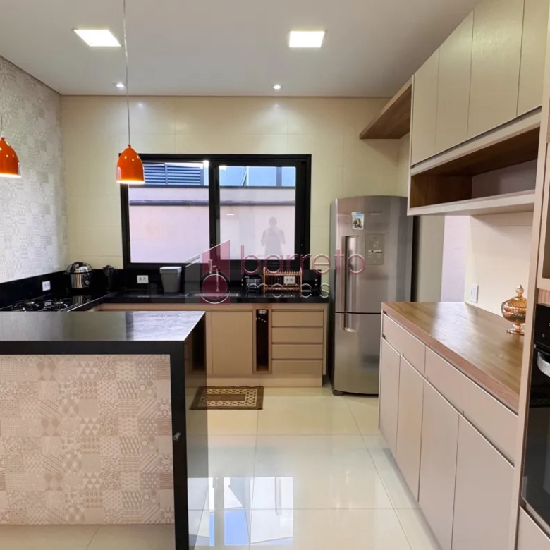 CASA TÉRREA ALTO PADRÃO À VENDA NO CONDOMÍNIO VIA CASTELLI NO CENTRO DE LOUVEIRA/SP