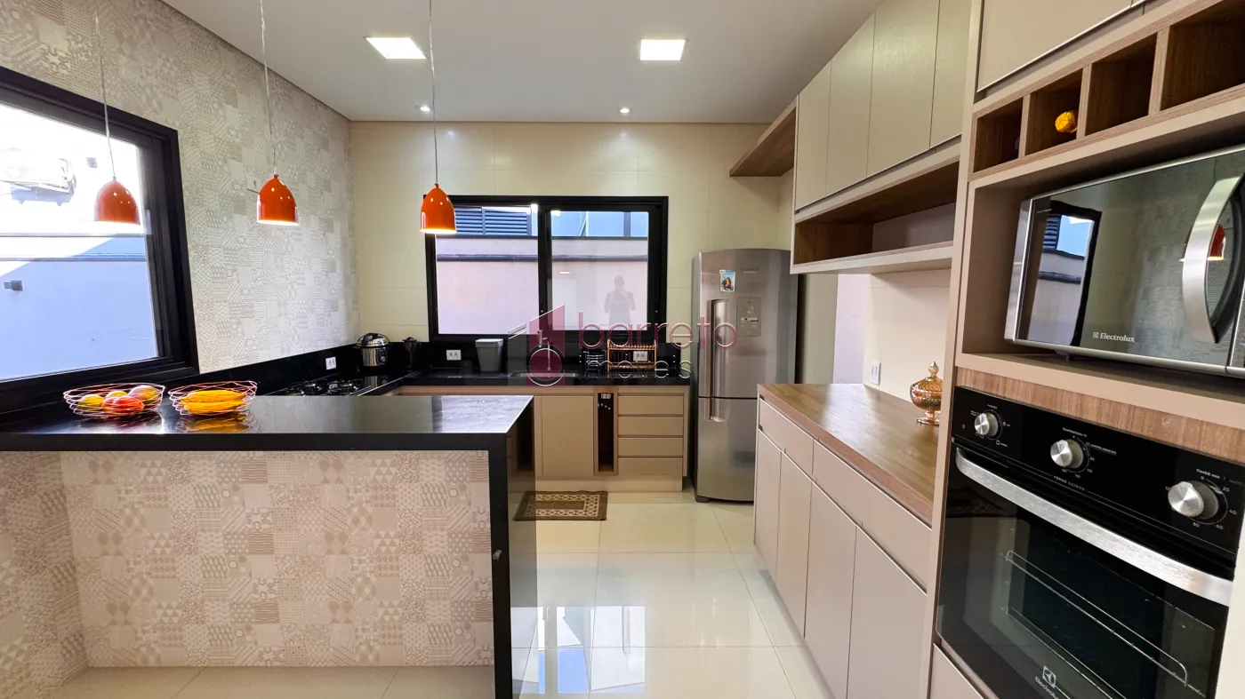 CASA TÉRREA ALTO PADRÃO À VENDA NO CONDOMÍNIO VIA CASTELLI NO CENTRO DE LOUVEIRA/SP