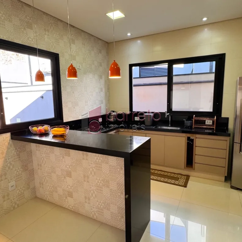 CASA TÉRREA ALTO PADRÃO À VENDA NO CONDOMÍNIO VIA CASTELLI NO CENTRO DE LOUVEIRA/SP