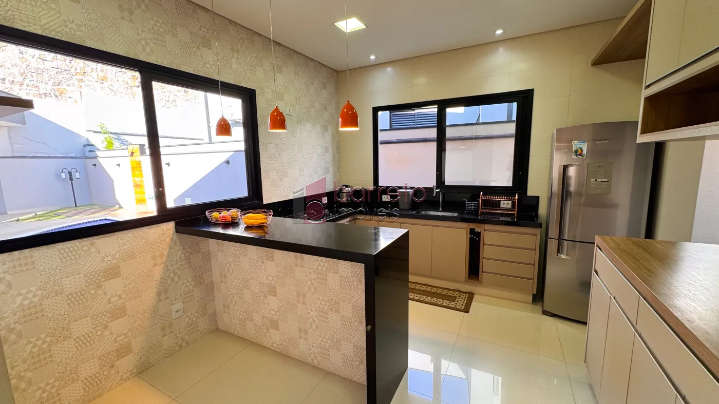 CASA TÉRREA ALTO PADRÃO À VENDA NO CONDOMÍNIO VIA CASTELLI NO CENTRO DE LOUVEIRA/SP