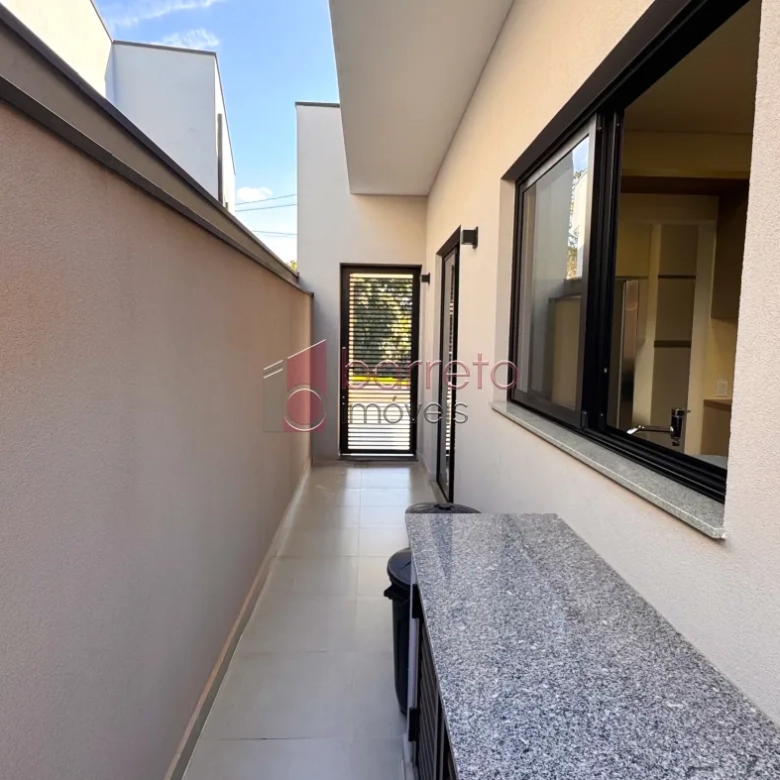 CASA TÉRREA ALTO PADRÃO À VENDA NO CONDOMÍNIO VIA CASTELLI NO CENTRO DE LOUVEIRA/SP