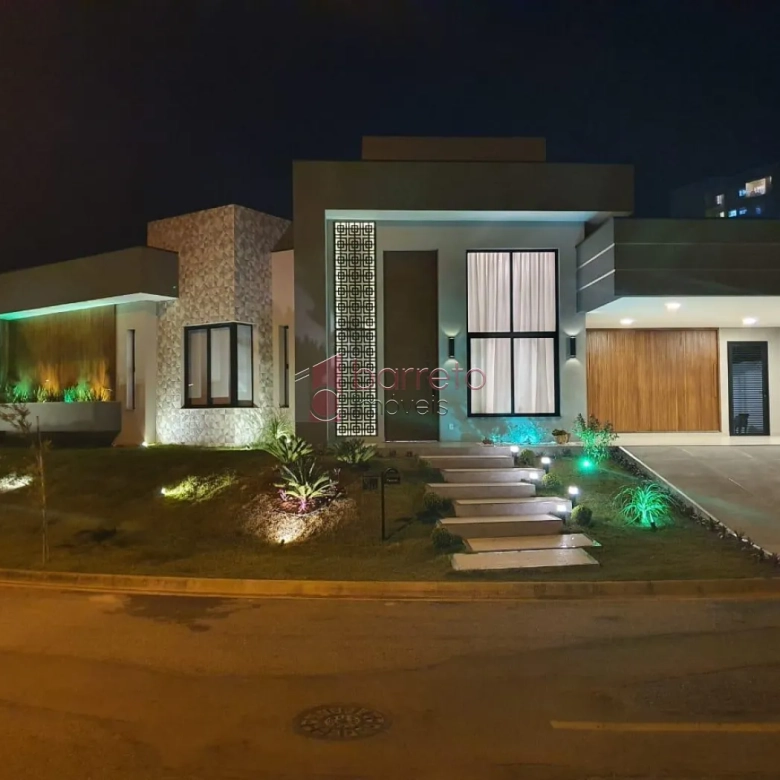 CASA TÉRREA ALTO PADRÃO À VENDA NO CONDOMÍNIO VIA CASTELLI NO CENTRO DE LOUVEIRA/SP