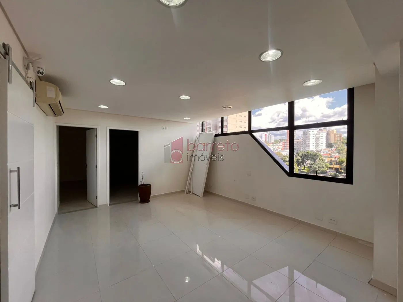 SALA COMERCIAL NO EDIFÍCIO SAINT PIERRE – JUNDIAÍ/SP