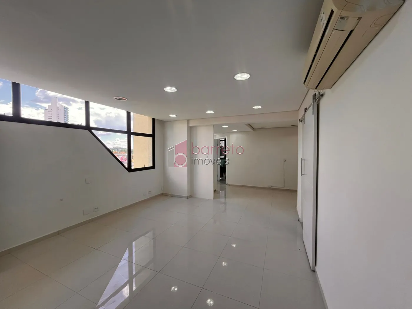 SALA COMERCIAL NO EDIFÍCIO SAINT PIERRE – JUNDIAÍ/SP