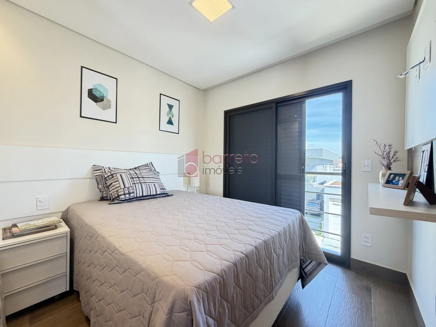 SOBRADO À VENDA – 03 QUARTOS – RESIDENCIAL DOS IPÊS – JUNDIAÍ/SP