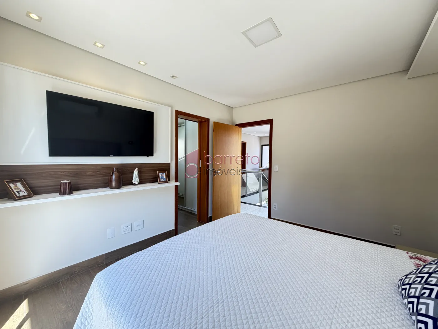 SOBRADO À VENDA – 03 QUARTOS – RESIDENCIAL DOS IPÊS – JUNDIAÍ/SP