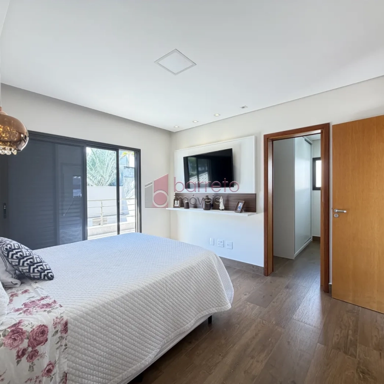 SOBRADO À VENDA – 03 QUARTOS – RESIDENCIAL DOS IPÊS – JUNDIAÍ/SP