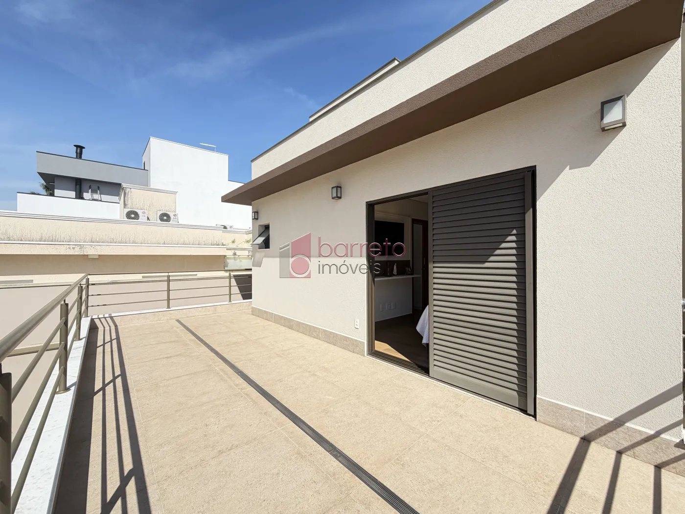 SOBRADO À VENDA – 03 QUARTOS – RESIDENCIAL DOS IPÊS – JUNDIAÍ/SP