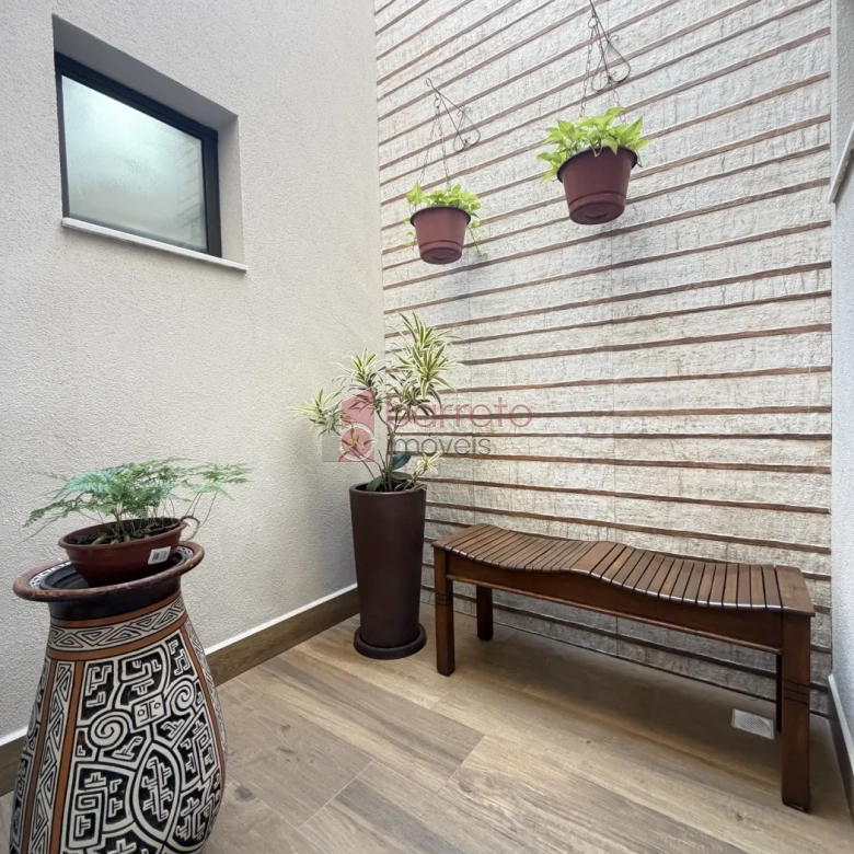SOBRADO À VENDA – 03 QUARTOS – RESIDENCIAL DOS IPÊS – JUNDIAÍ/SP