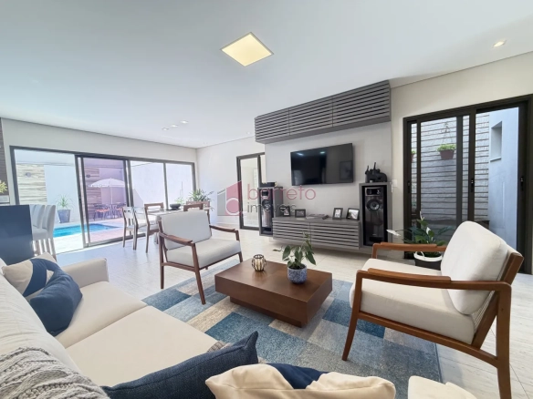 SOBRADO À VENDA – 03 QUARTOS – RESIDENCIAL DOS IPÊS – JUNDIAÍ/SP