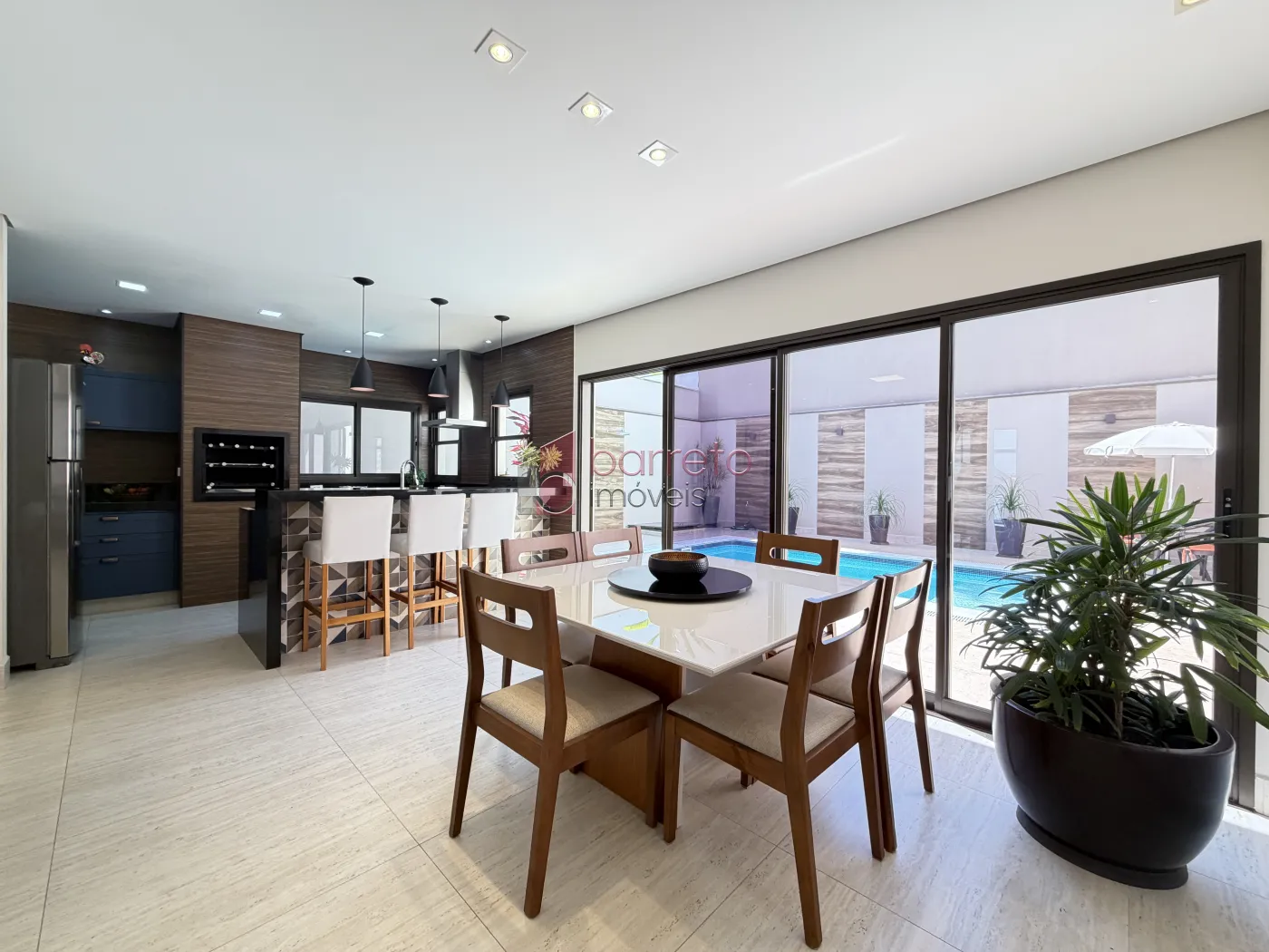 SOBRADO À VENDA – 03 QUARTOS – RESIDENCIAL DOS IPÊS – JUNDIAÍ/SP