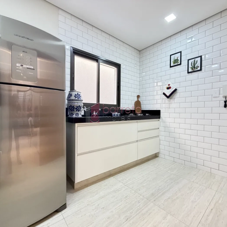 SOBRADO À VENDA – 03 QUARTOS – RESIDENCIAL DOS IPÊS – JUNDIAÍ/SP