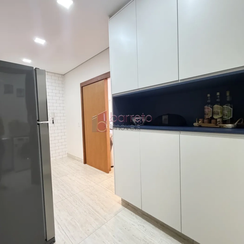 SOBRADO À VENDA – 03 QUARTOS – RESIDENCIAL DOS IPÊS – JUNDIAÍ/SP