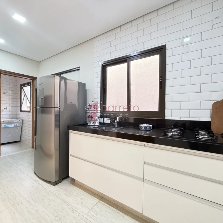 SOBRADO À VENDA – 03 QUARTOS – RESIDENCIAL DOS IPÊS – JUNDIAÍ/SP