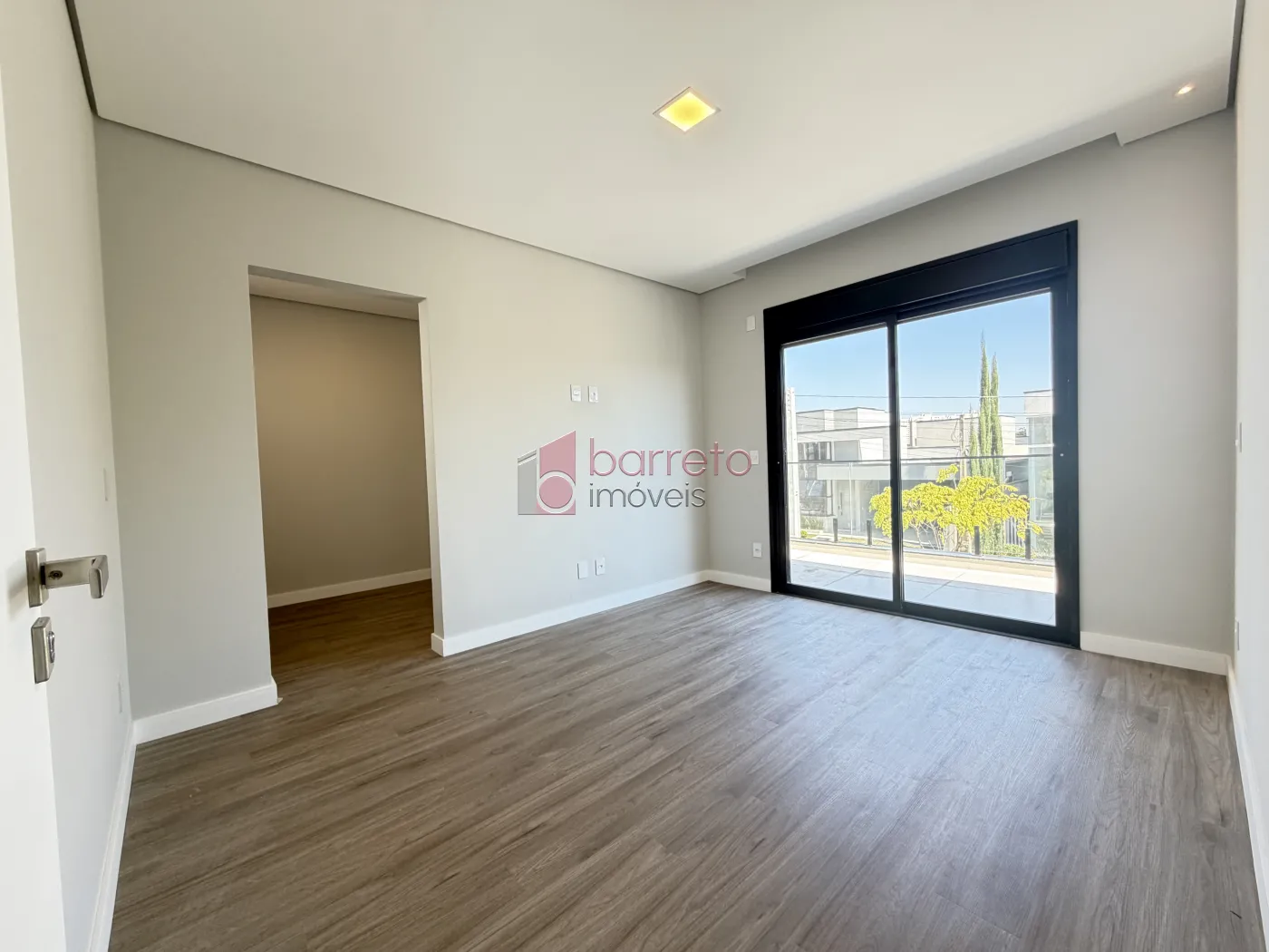 SOBRADO À VENDA – 03 QUARTOS – RESIDENCIAL DOS IPÊS – JUNDIAÍ/SP