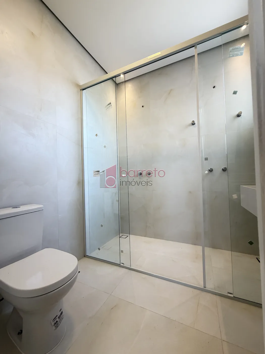 SOBRADO À VENDA – 03 QUARTOS – RESIDENCIAL DOS IPÊS – JUNDIAÍ/SP