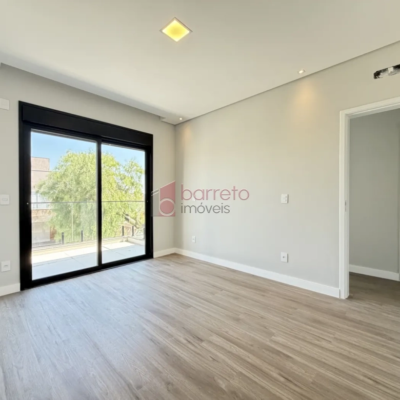 SOBRADO À VENDA – 03 QUARTOS – RESIDENCIAL DOS IPÊS – JUNDIAÍ/SP