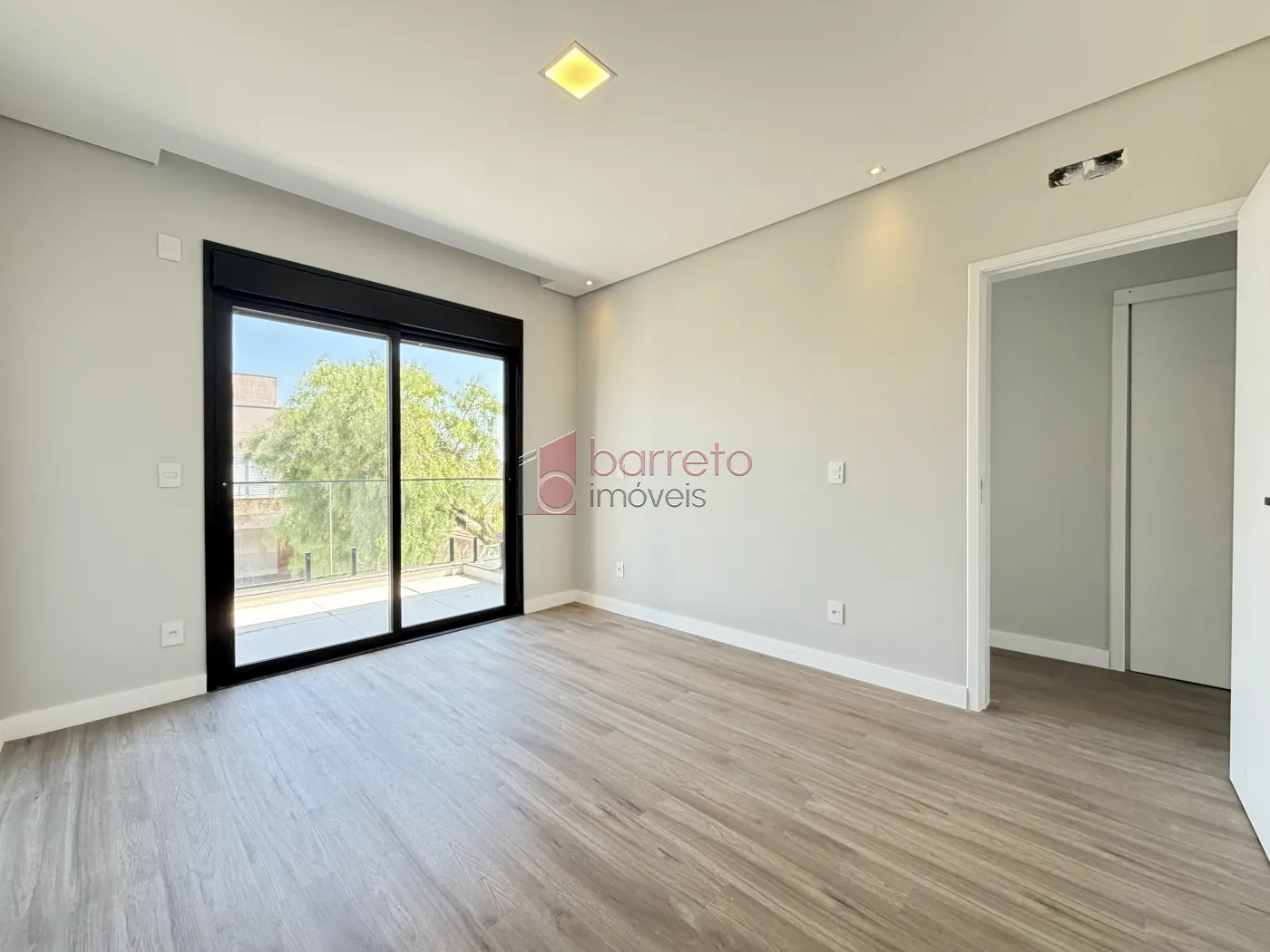 SOBRADO À VENDA – 03 QUARTOS – RESIDENCIAL DOS IPÊS – JUNDIAÍ/SP