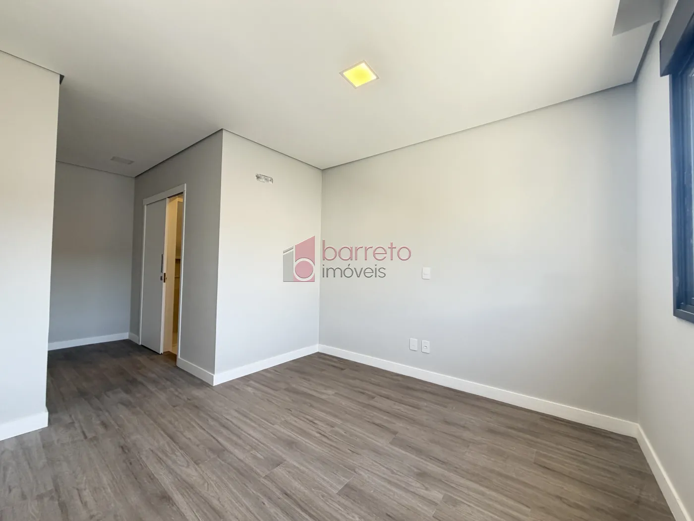 SOBRADO À VENDA – 03 QUARTOS – RESIDENCIAL DOS IPÊS – JUNDIAÍ/SP
