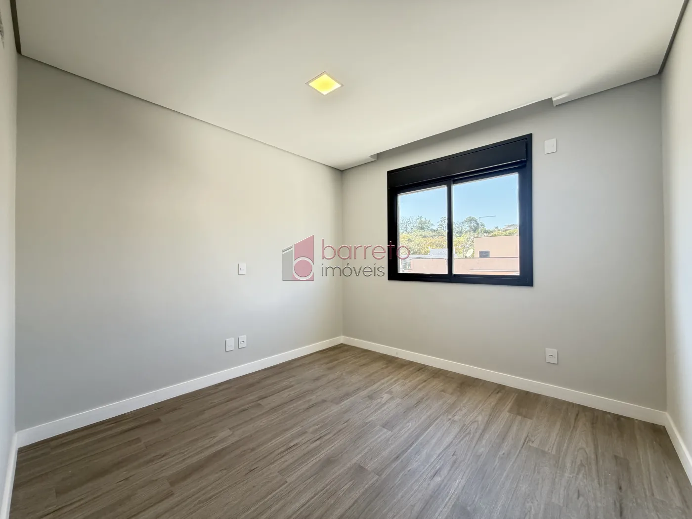SOBRADO À VENDA – 03 QUARTOS – RESIDENCIAL DOS IPÊS – JUNDIAÍ/SP
