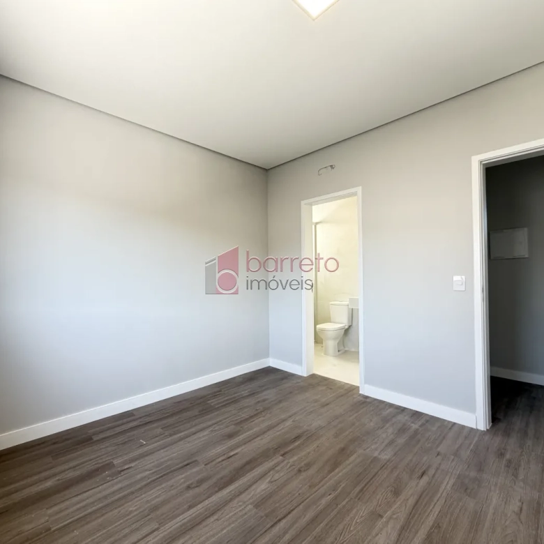 SOBRADO À VENDA – 03 QUARTOS – RESIDENCIAL DOS IPÊS – JUNDIAÍ/SP