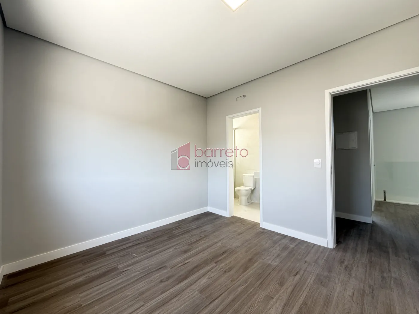 SOBRADO À VENDA – 03 QUARTOS – RESIDENCIAL DOS IPÊS – JUNDIAÍ/SP