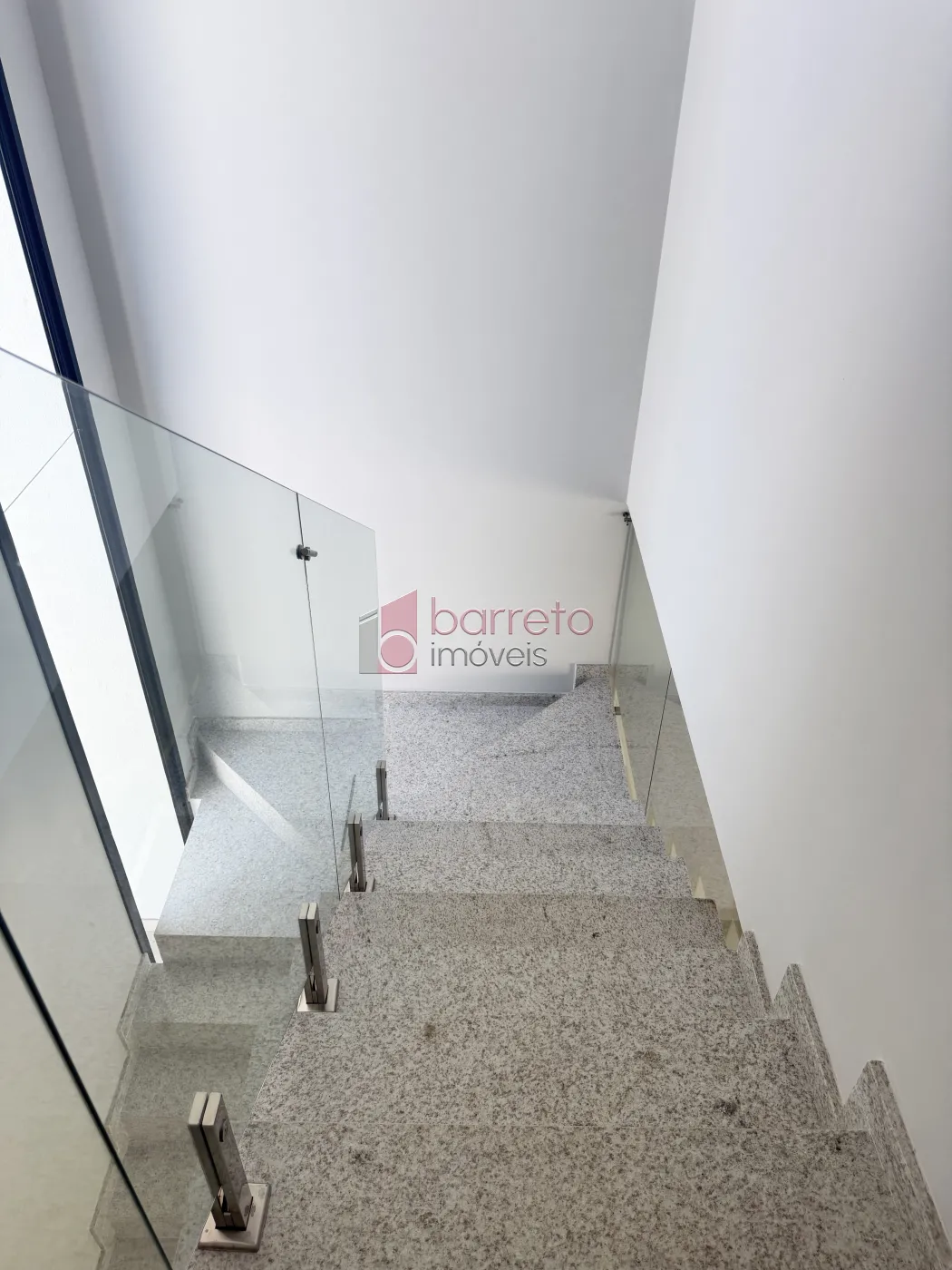 SOBRADO À VENDA – 03 QUARTOS – RESIDENCIAL DOS IPÊS – JUNDIAÍ/SP