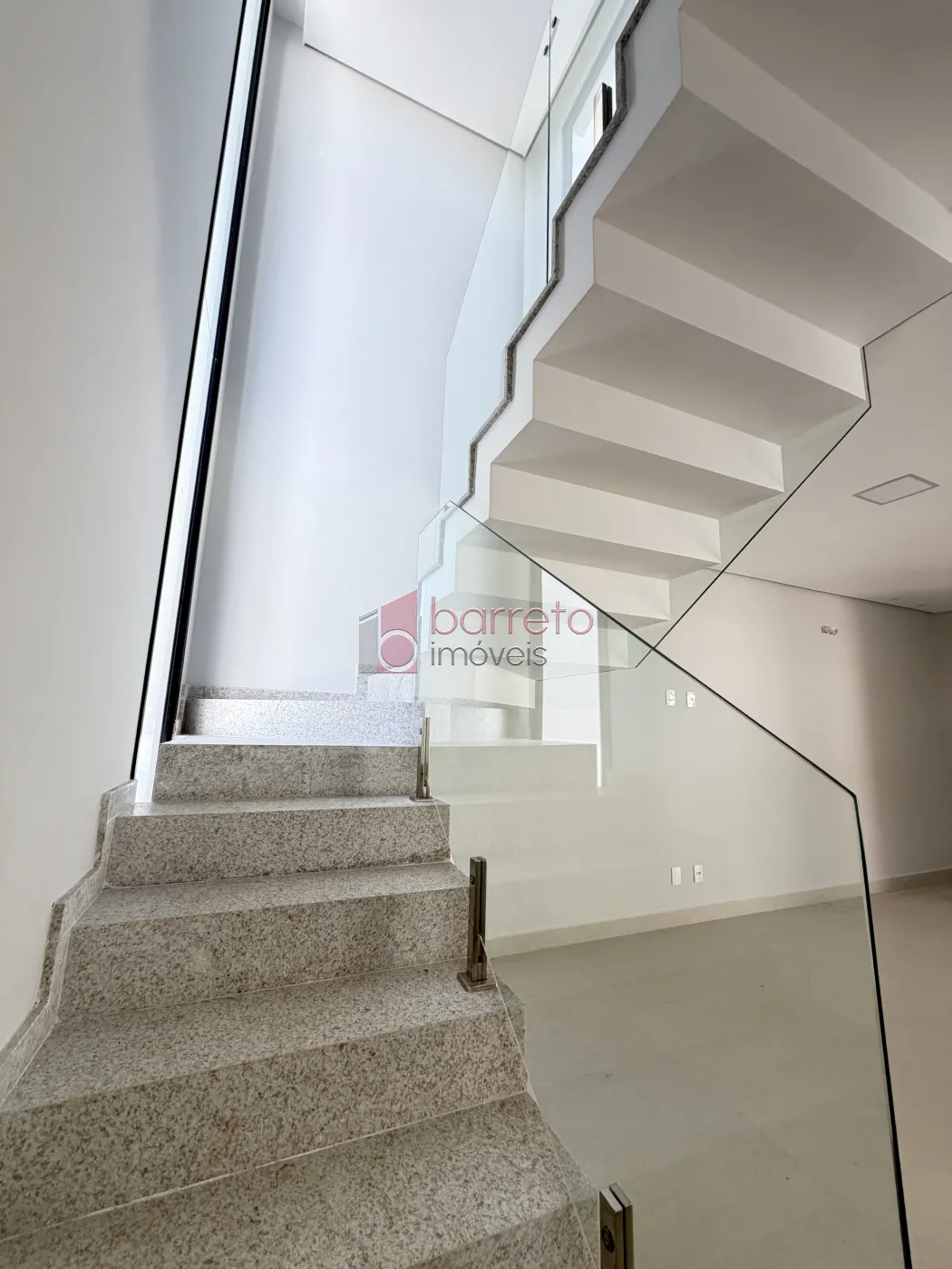 SOBRADO À VENDA – 03 QUARTOS – RESIDENCIAL DOS IPÊS – JUNDIAÍ/SP
