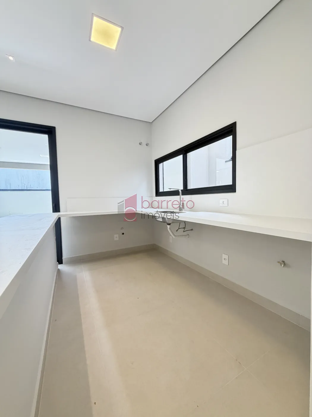 SOBRADO À VENDA – 03 QUARTOS – RESIDENCIAL DOS IPÊS – JUNDIAÍ/SP