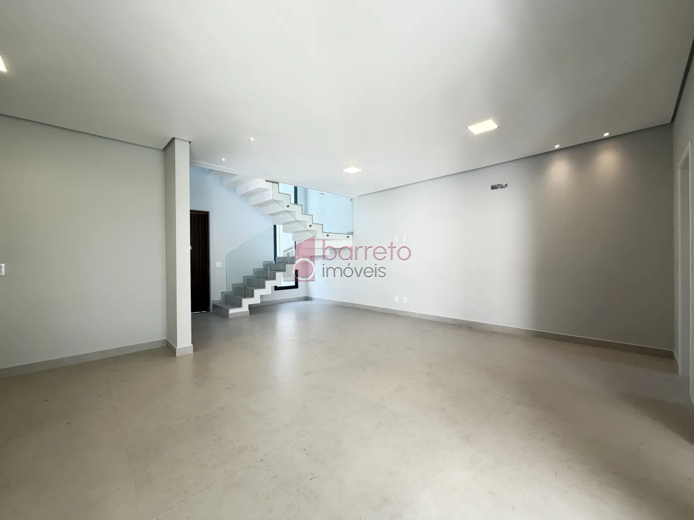 SOBRADO À VENDA – 03 QUARTOS – RESIDENCIAL DOS IPÊS – JUNDIAÍ/SP