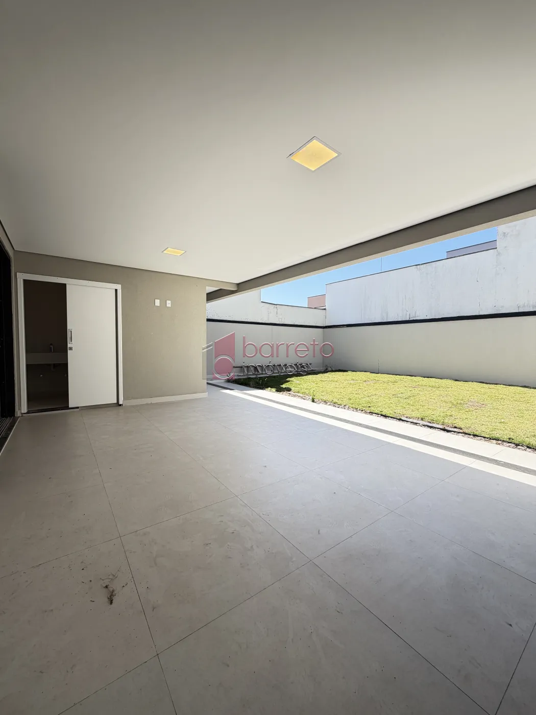 SOBRADO À VENDA – 03 QUARTOS – RESIDENCIAL DOS IPÊS – JUNDIAÍ/SP