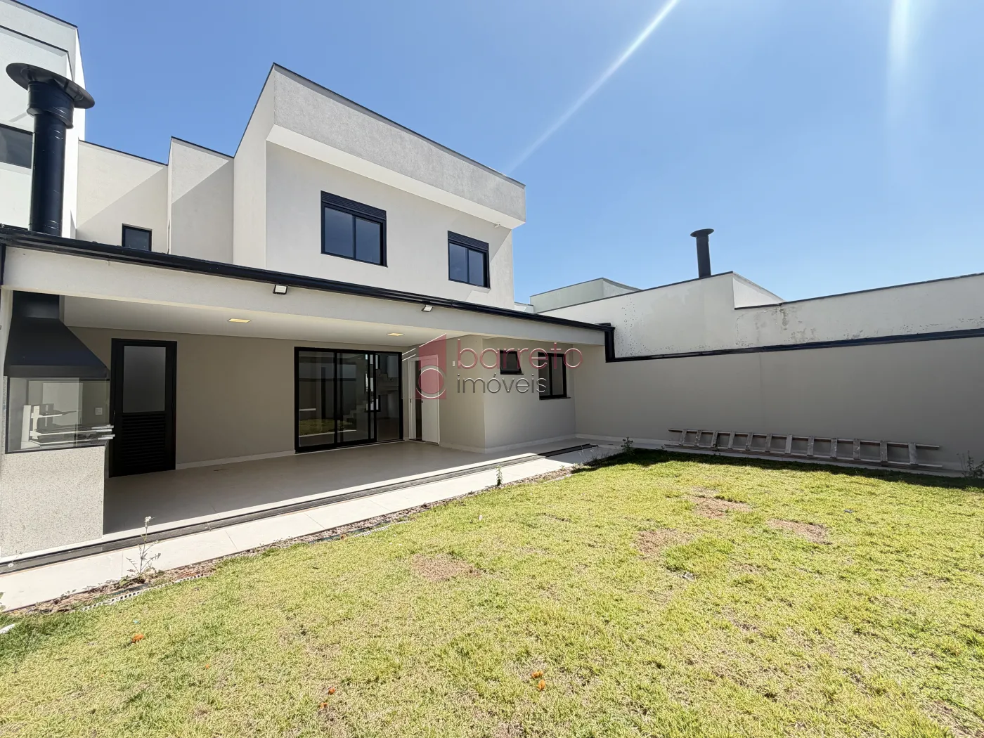 SOBRADO À VENDA – 03 QUARTOS – RESIDENCIAL DOS IPÊS – JUNDIAÍ/SP