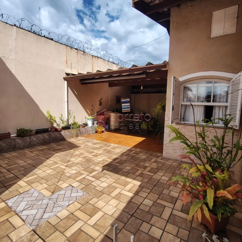 CASA COM PISCINA E POMAR À VENDA NO JARDIM DA FONTE – JUNDIAÍ/SP