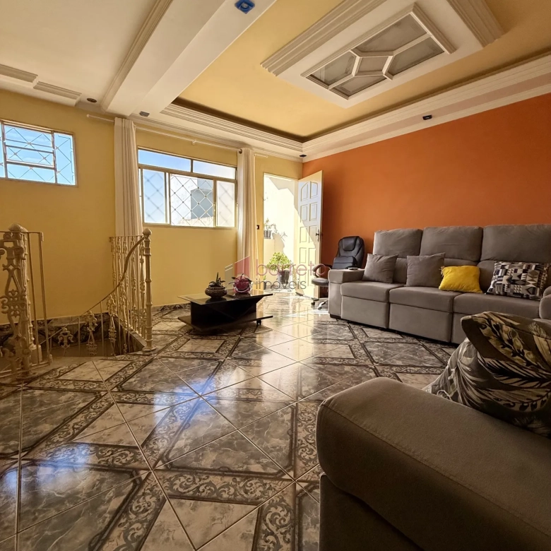 CASA COM SALÃO COMERCIAL À VENDA NO BAIRRO TULIPAS – JUNDIAÍ/SP